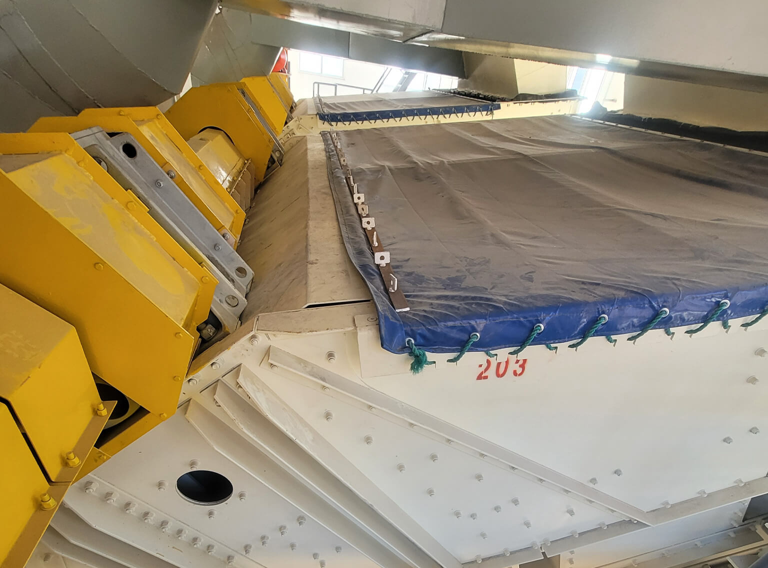 Side Plates With Horn-shaped Seal Design